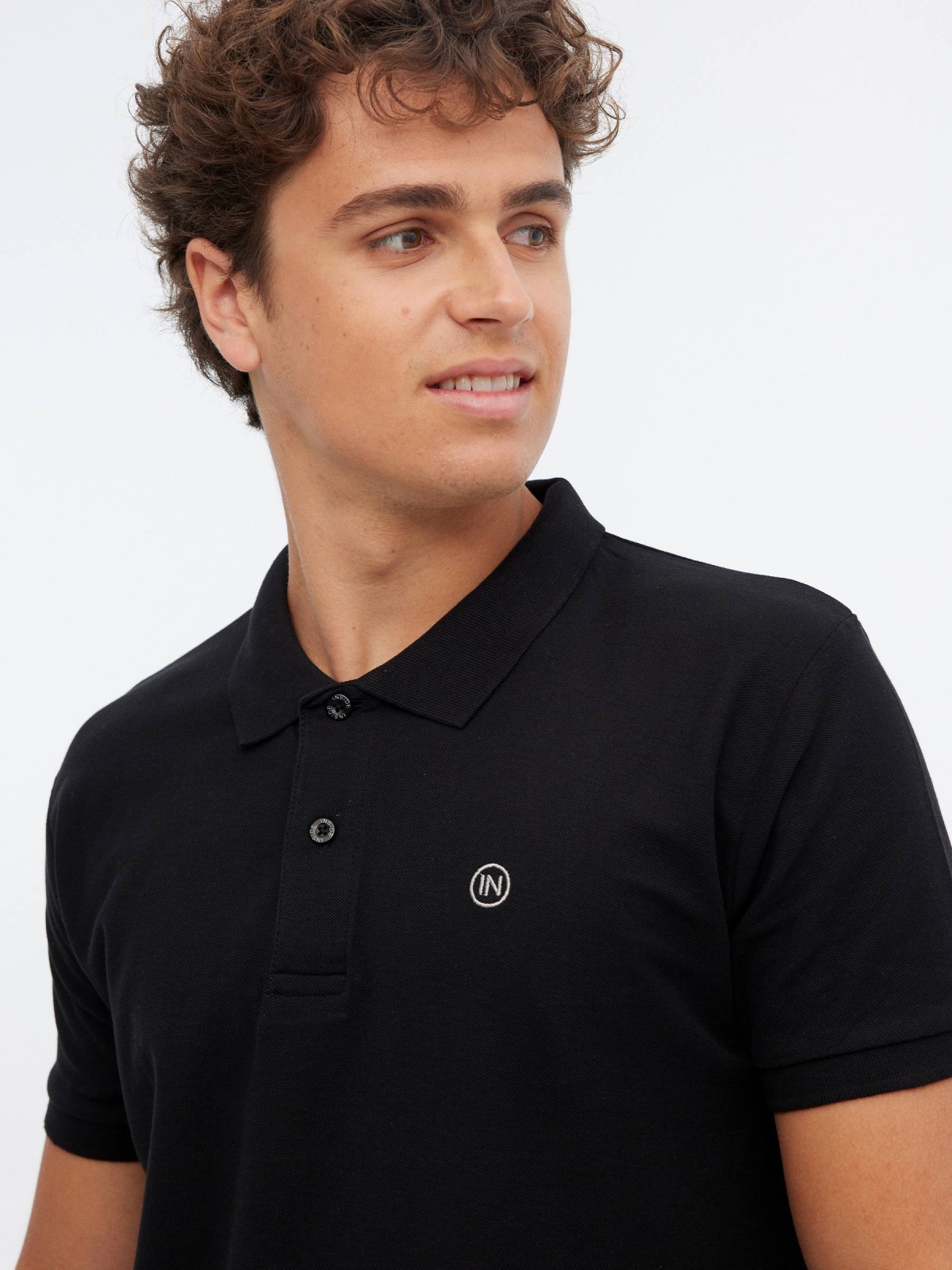 Polo básico logo grabado negro/beige vista detalle