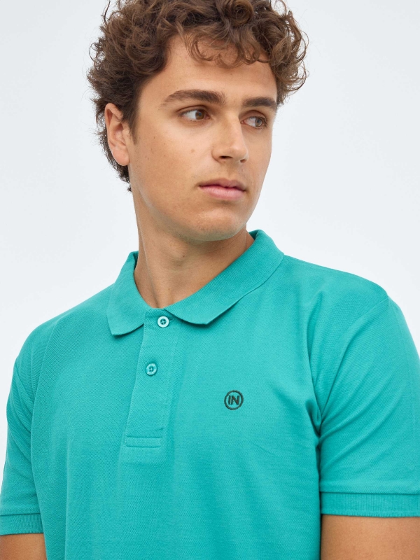 Basic polo shirt with engraved logo emerald detail view