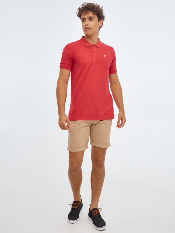 Polo básico logo grabado rojo vista general frontal
