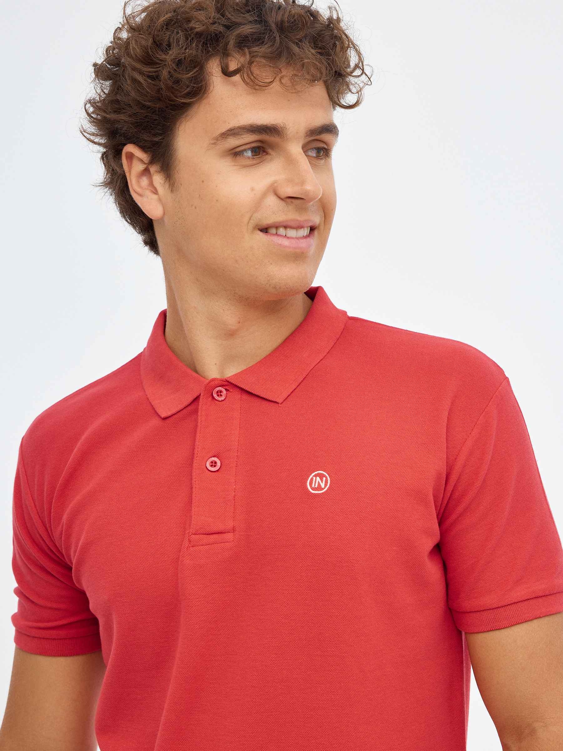 Camisa polo básica com logotipo gravado vermelho vista meia frontal