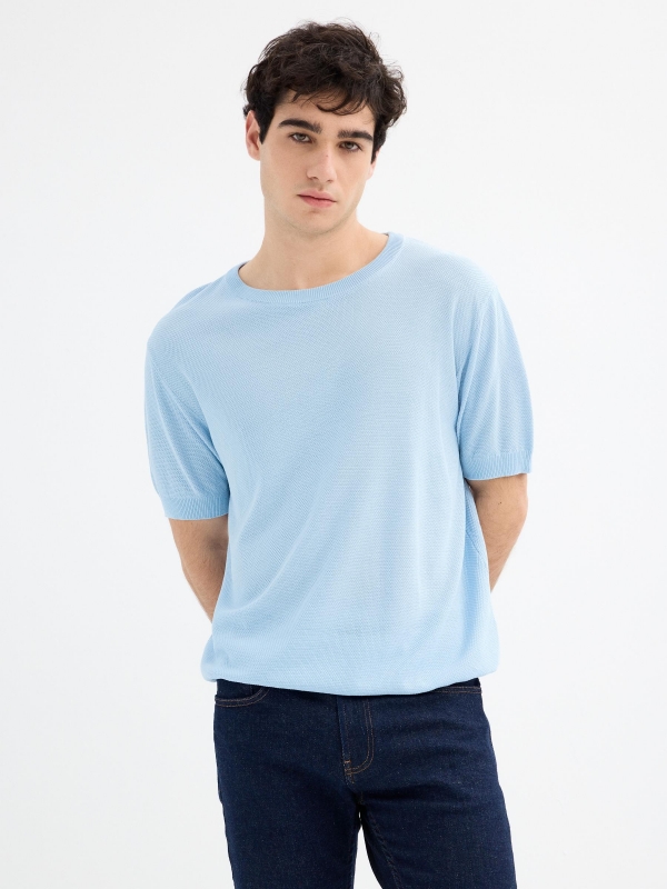 Camiseta de manga curta de malha fina azul claro vista meia frontal