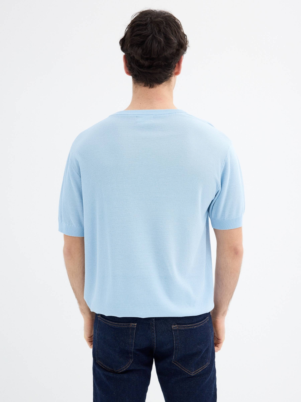 Camiseta de manga curta de malha fina azul claro vista meia traseira
