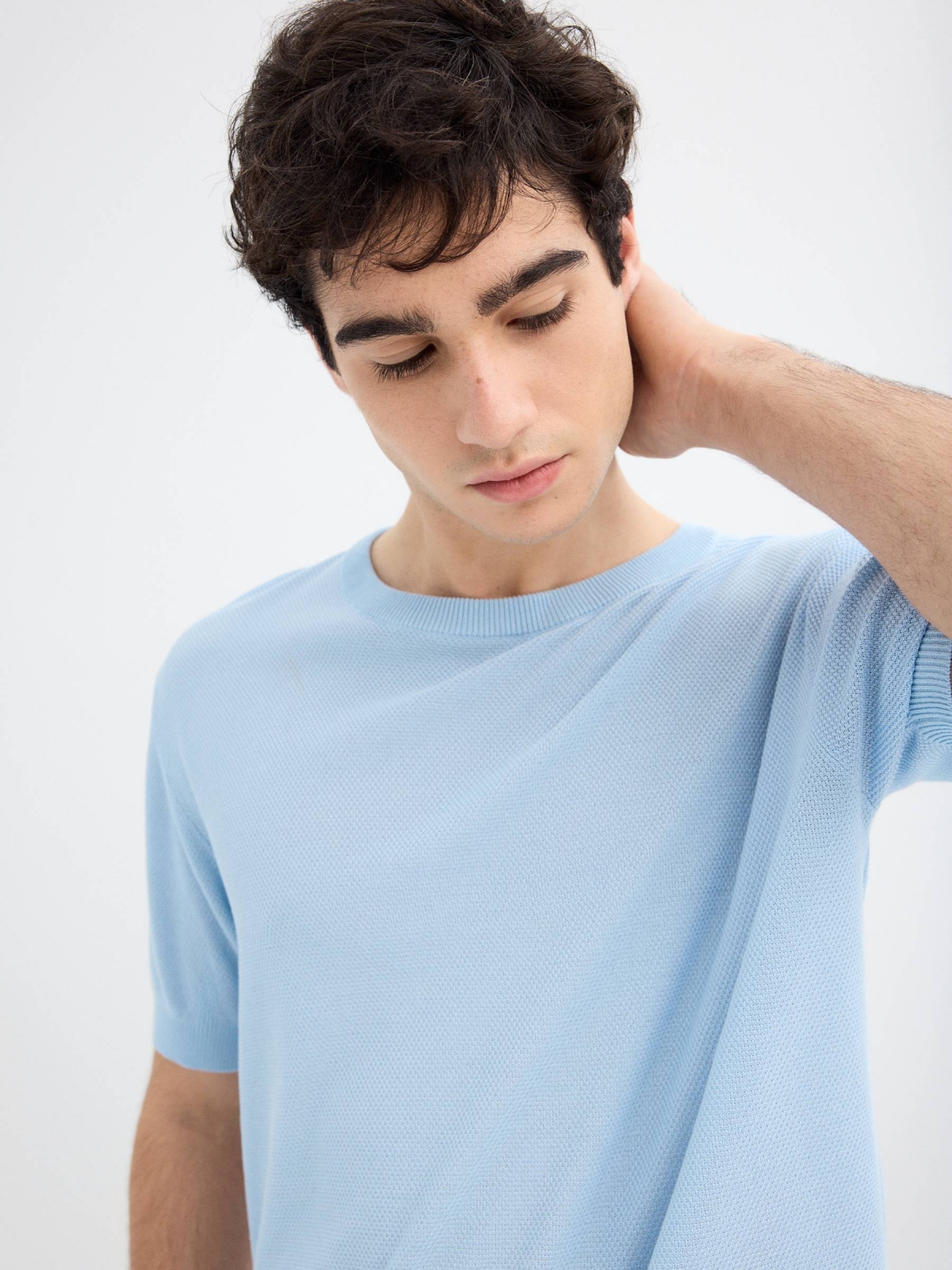 Camiseta de manga curta de malha fina azul claro vista detalhe