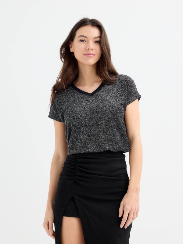 Camiseta cuello pico brillante negro vista media frontal
