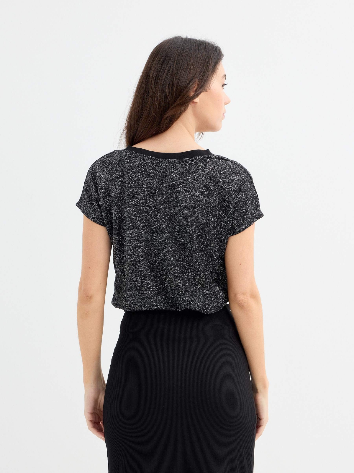Camiseta cuello pico brillante negro vista media trasera