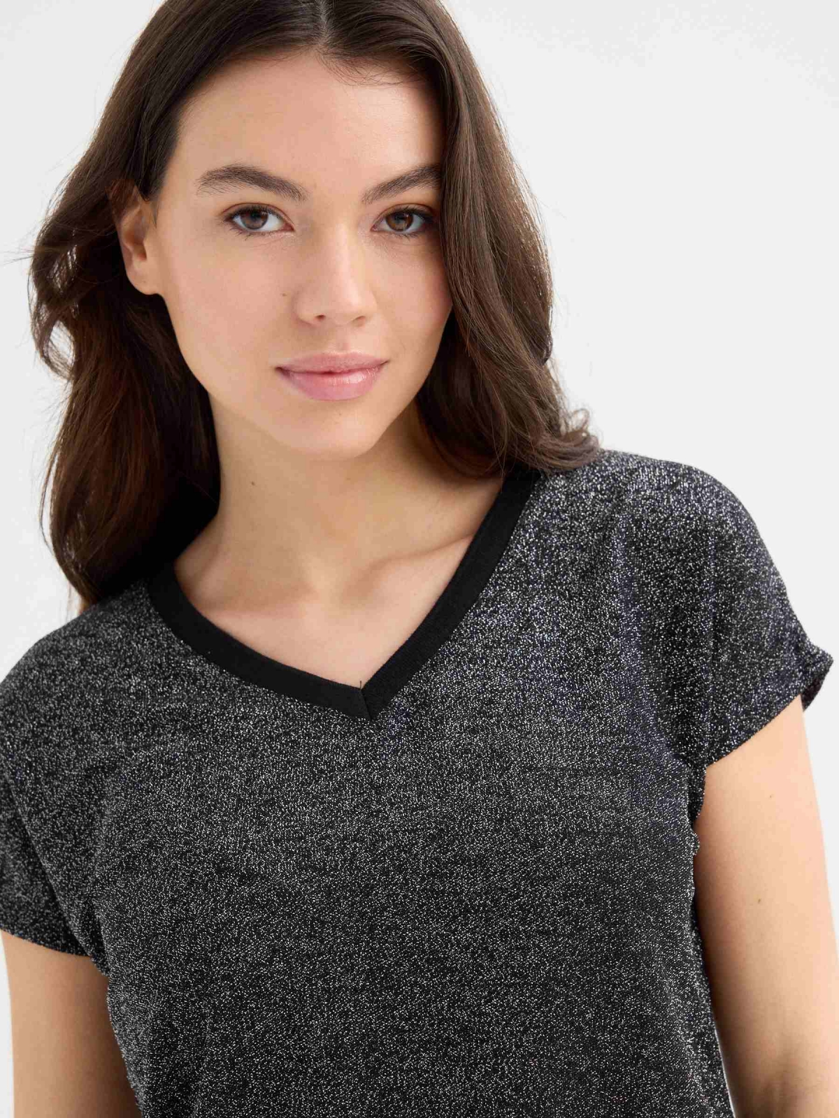 Camiseta cuello pico brillante negro vista detalle