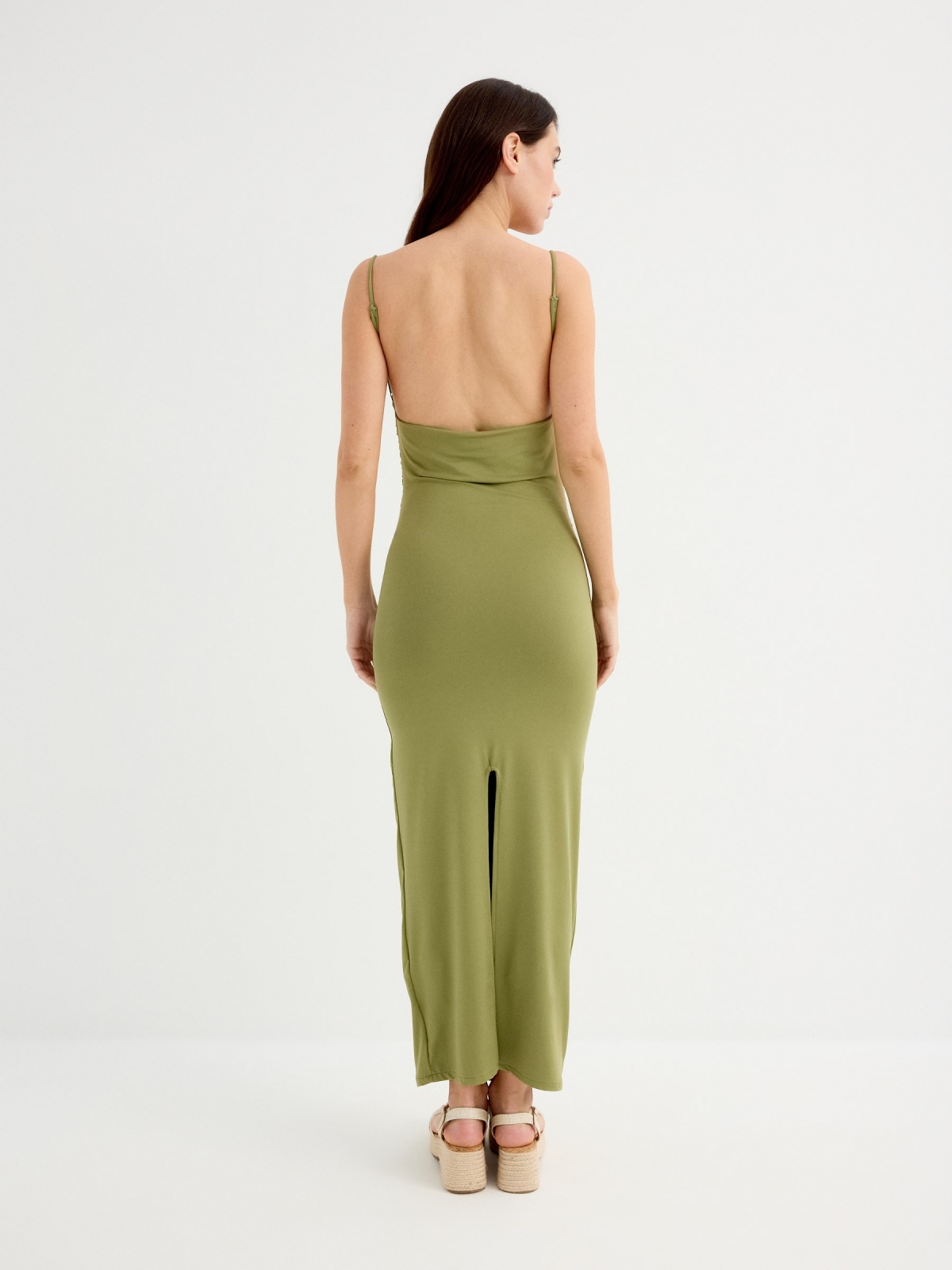 Vestido midi drapeado verde oliva vista traseira três quartos