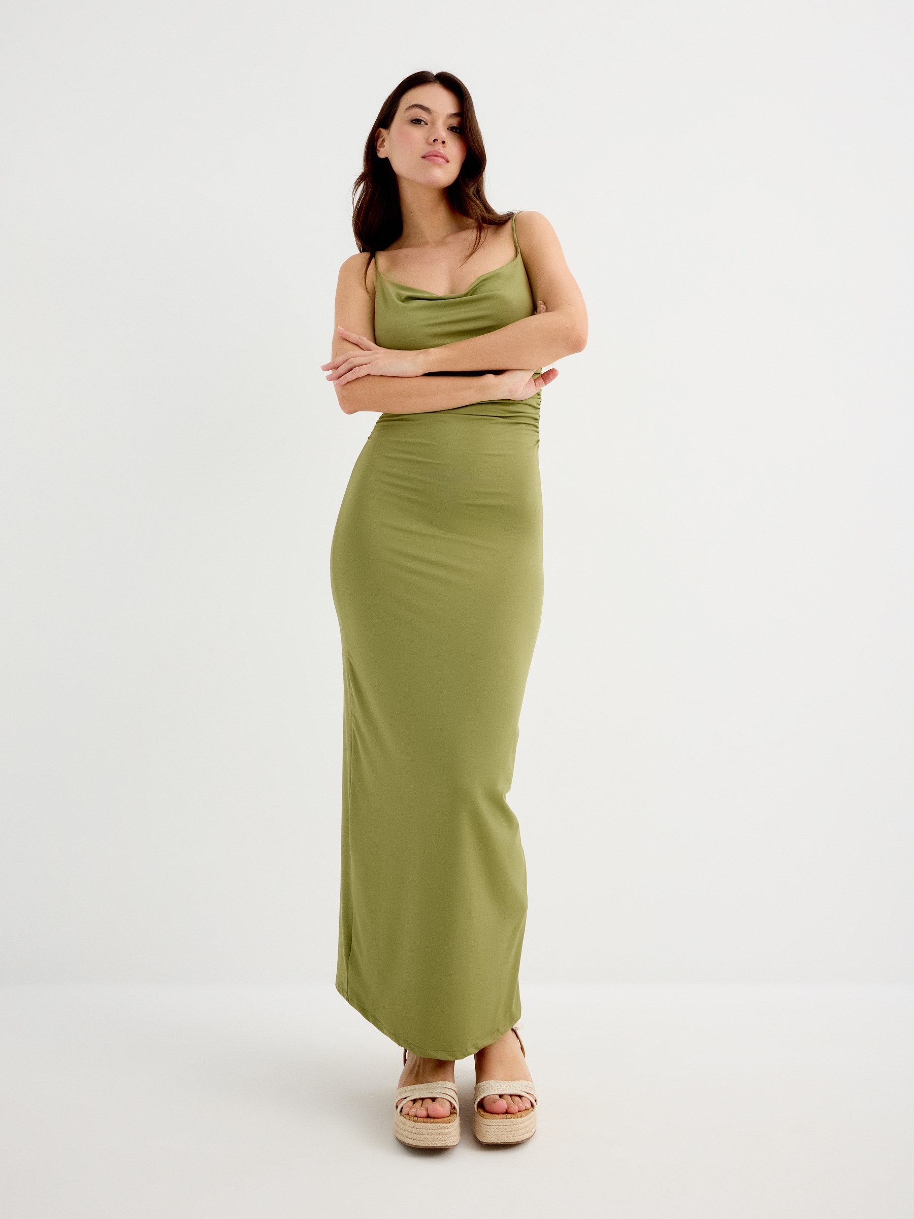 Vestido midi drapeado verde oliva vista frontal três quartos