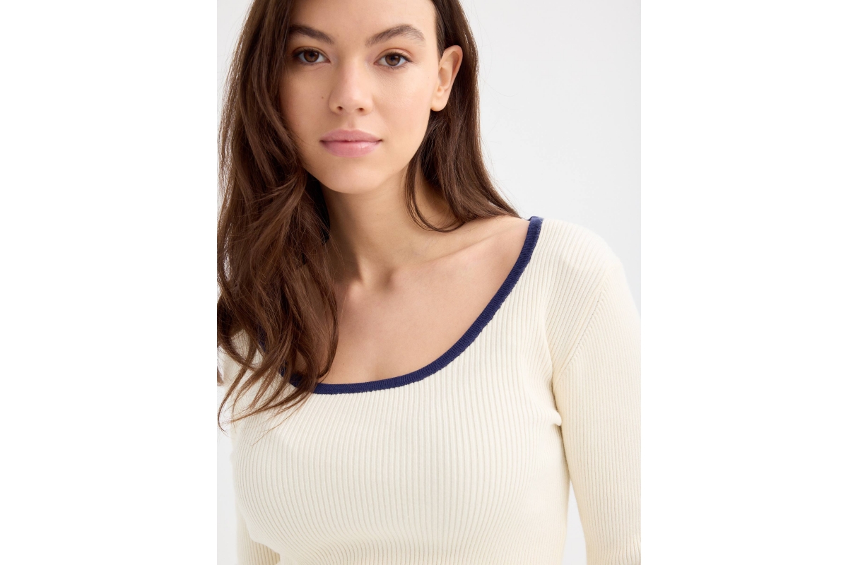 Contrast knit t-shirt off white middle front view