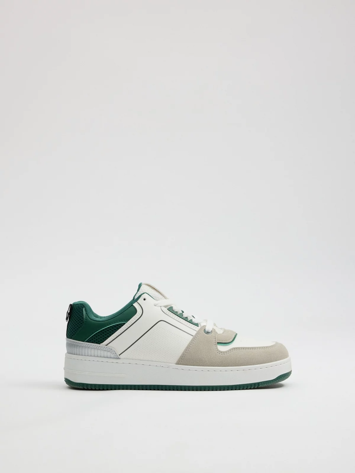 Tênis de skatista verde e branco verde vista perfil
