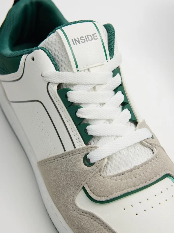 Tênis de skatista verde e branco verde vista detalhe