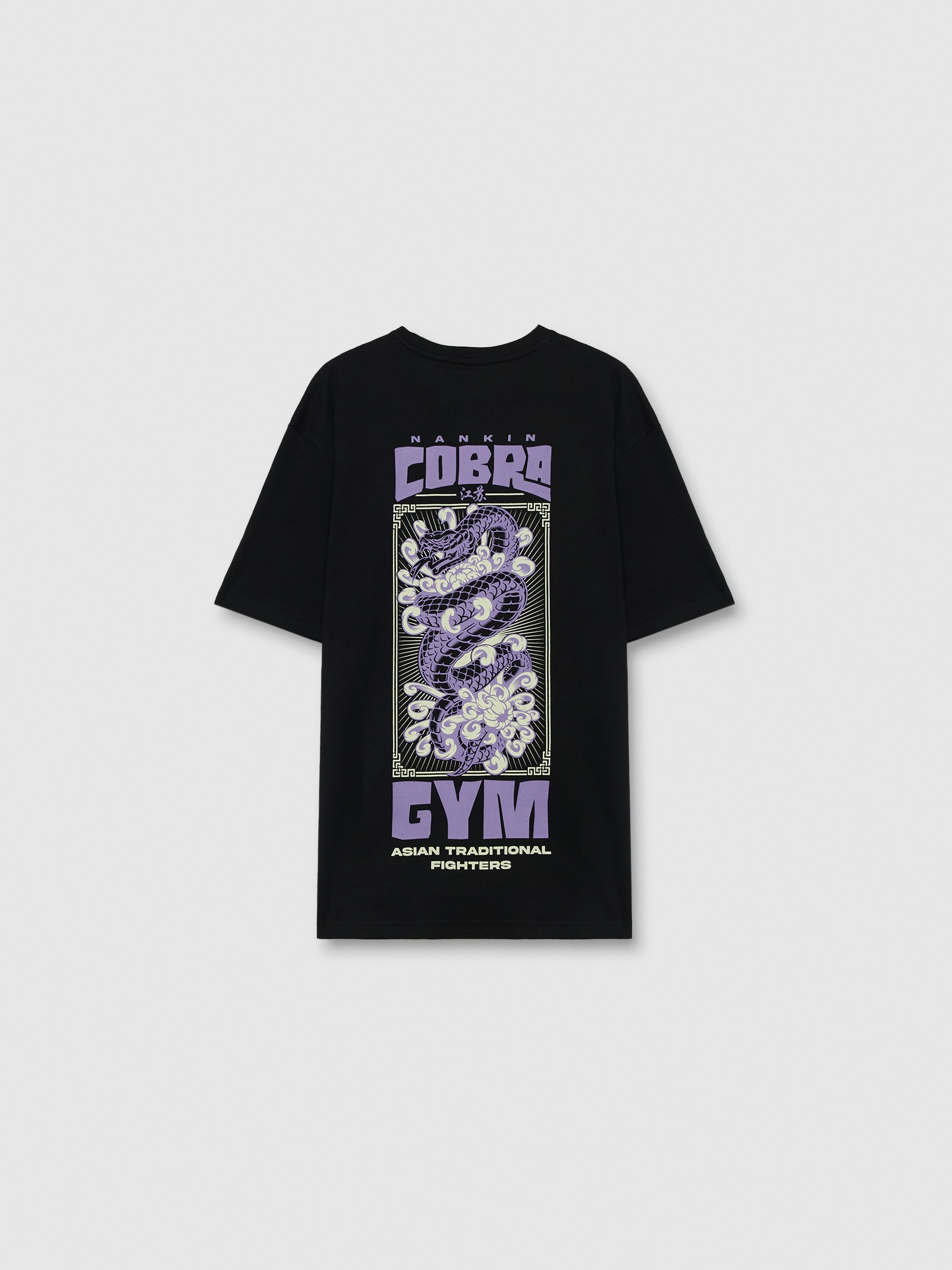 Camiseta manga curta Cobra Gim preto vista meia frontal