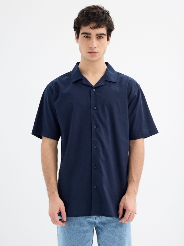 Camisa de manga curta lisa azul marinho vista meia frontal