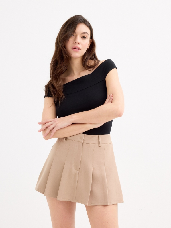 Falda pantalón tablas taupe vista media frontal