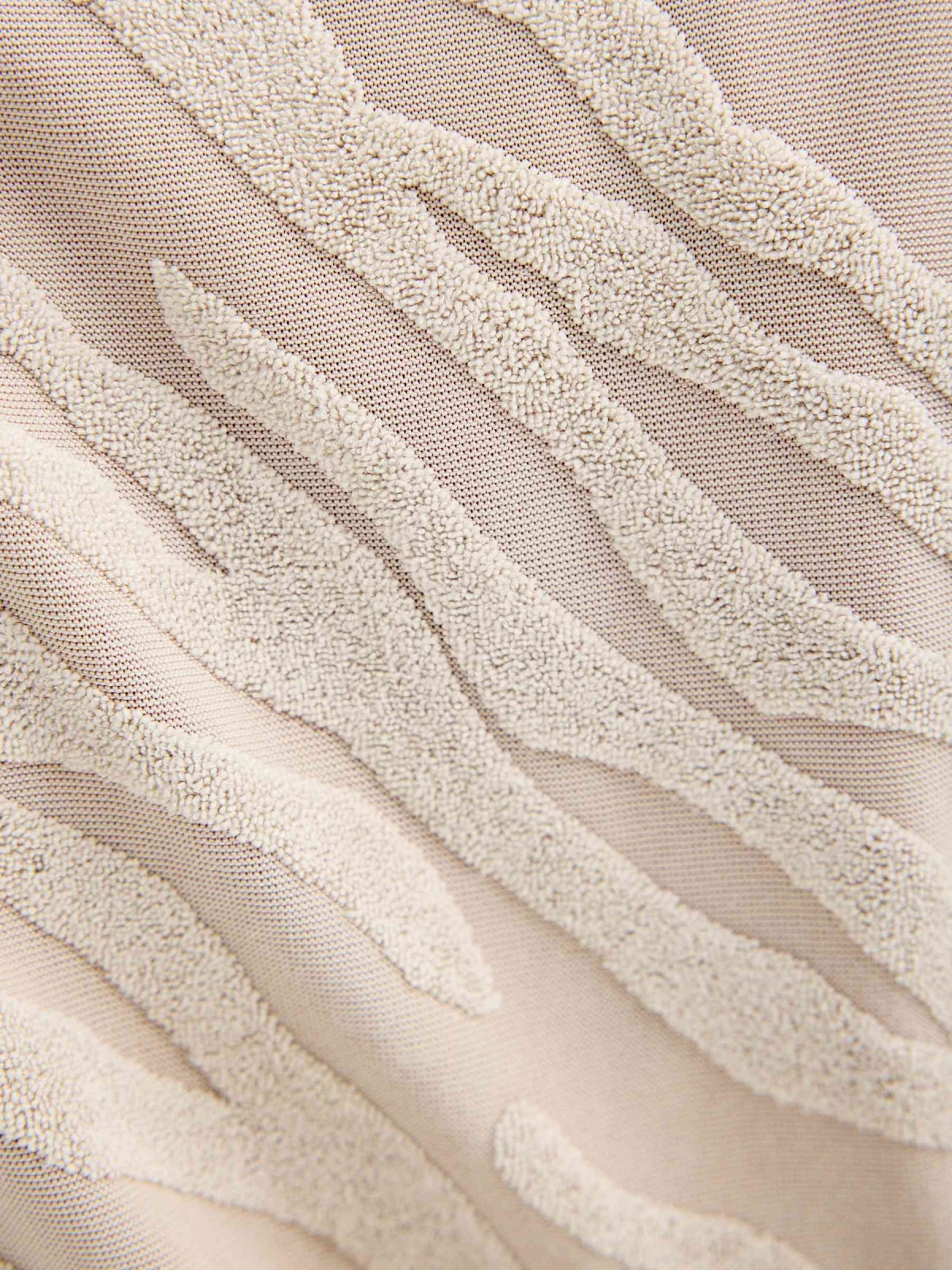 Camiseta decote em V textura taupe vista detalhe