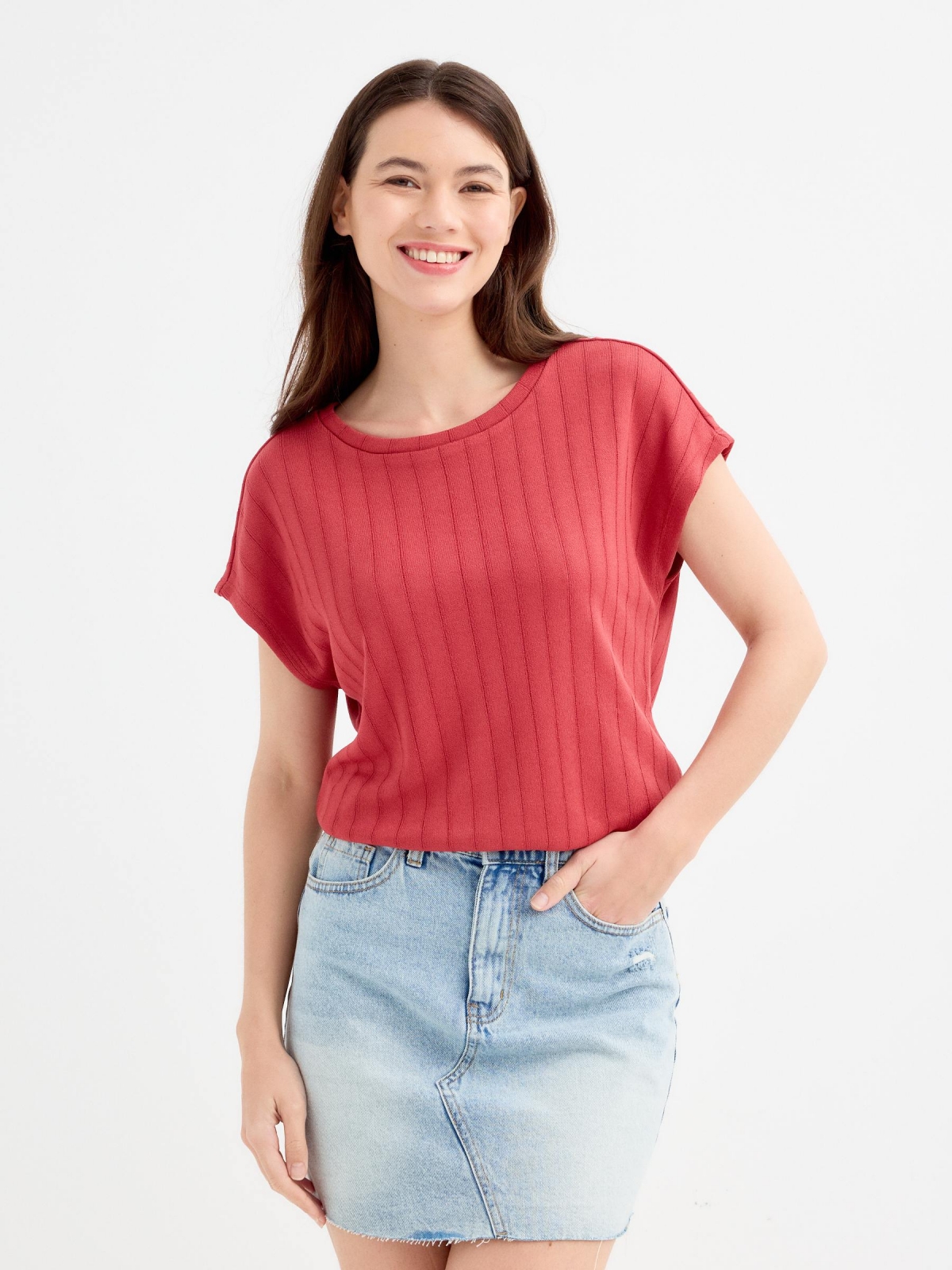 Short sleeve textured t-shirt brick red middle front view