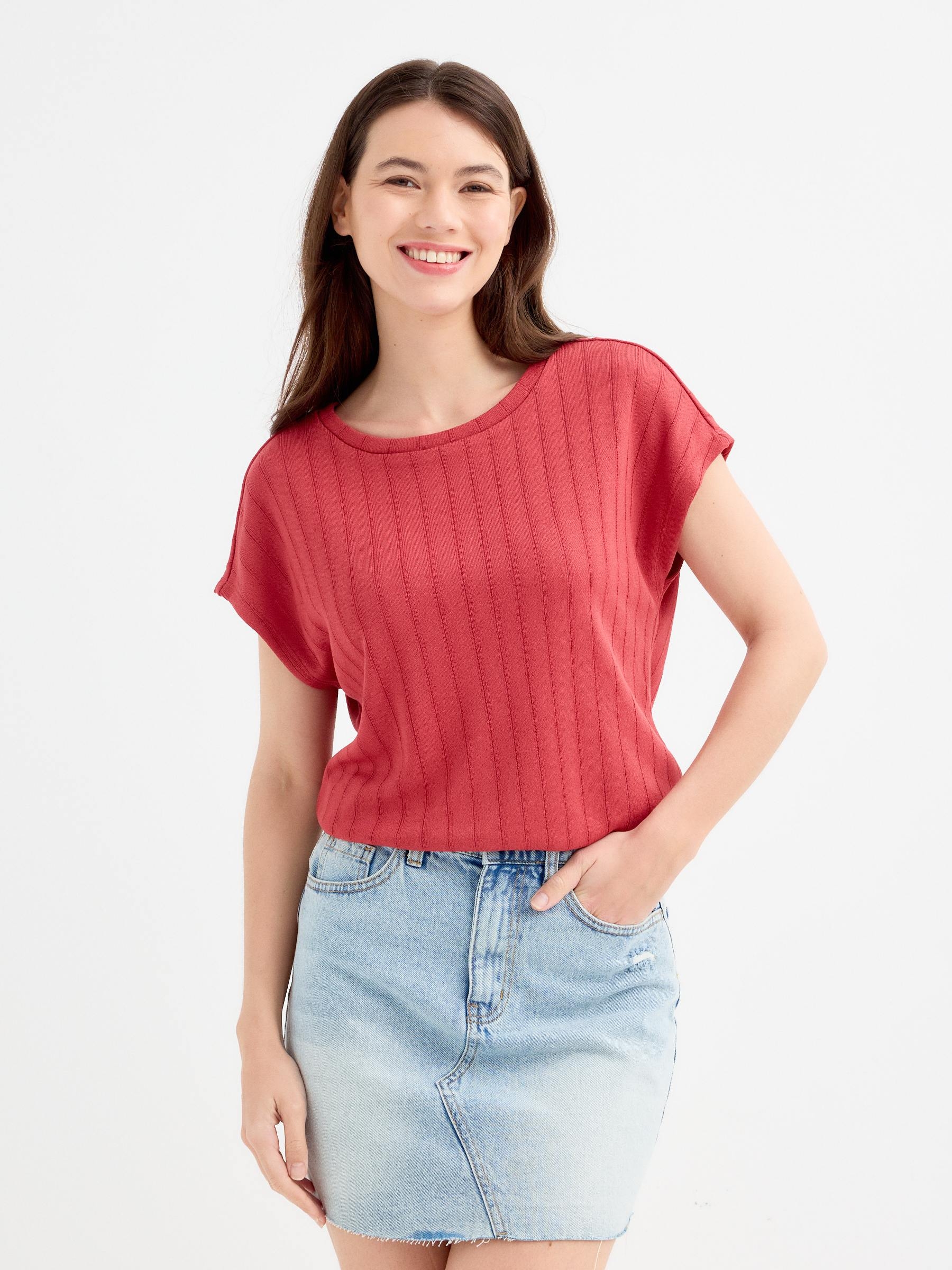 Short sleeve textured t-shirt brick red middle front view