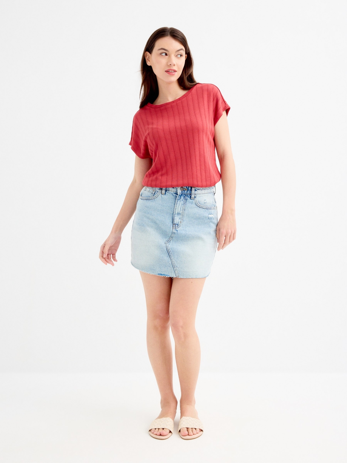 Short sleeve textured t-shirt brick red front view