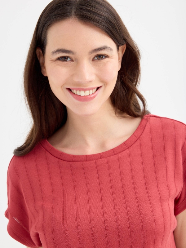 Short sleeve textured t-shirt brick red front view
