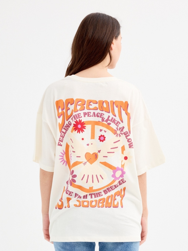 Camiseta oversized Serenity off white vista meia traseira