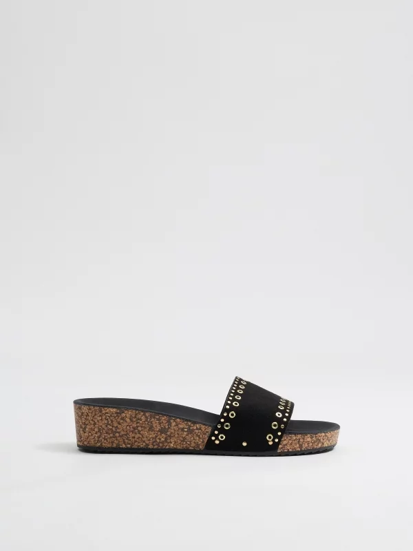 Cuñas negras tachuelas negro vista perfil