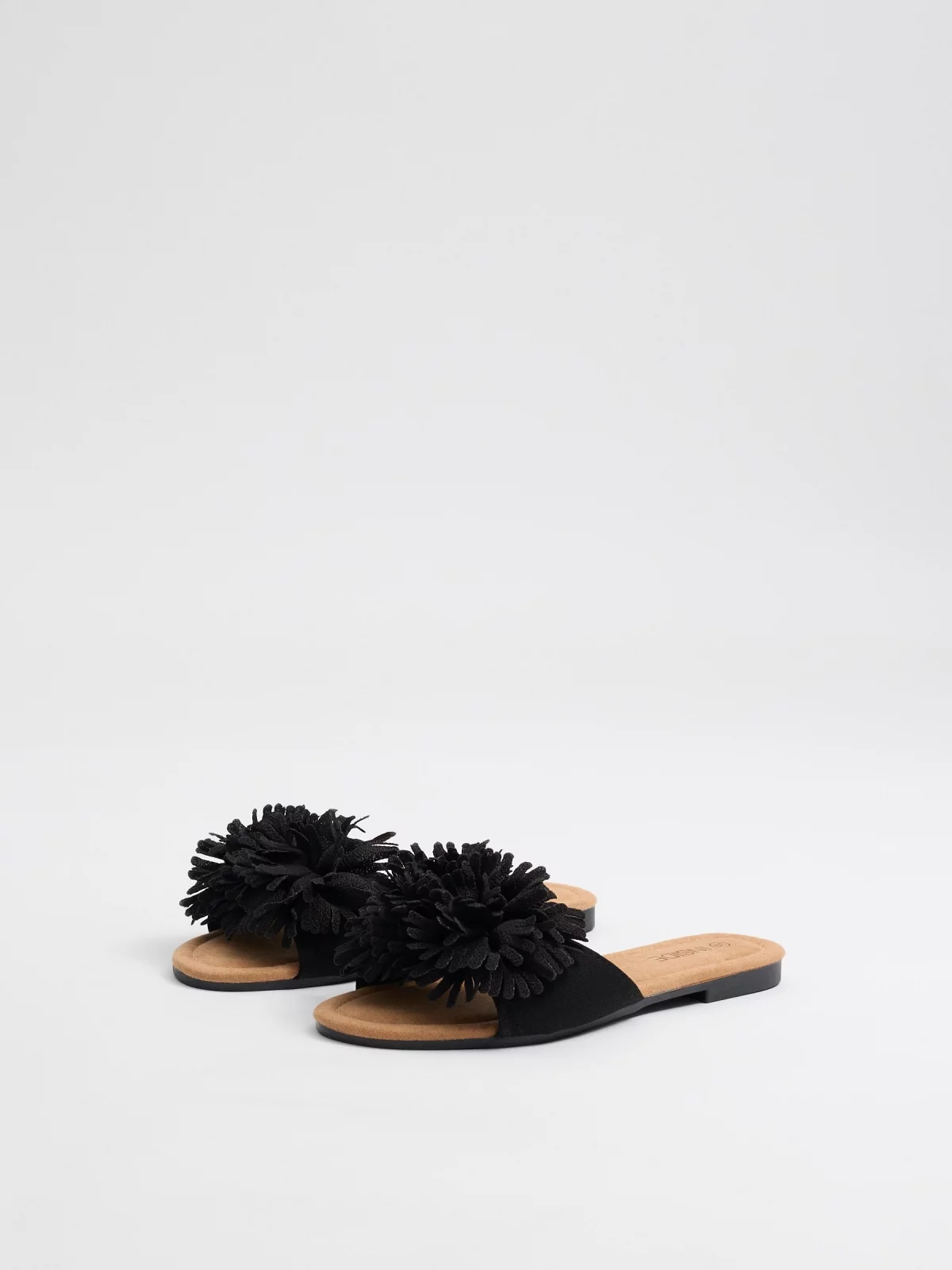 Sandália pala pompom preto vista frontal 45º