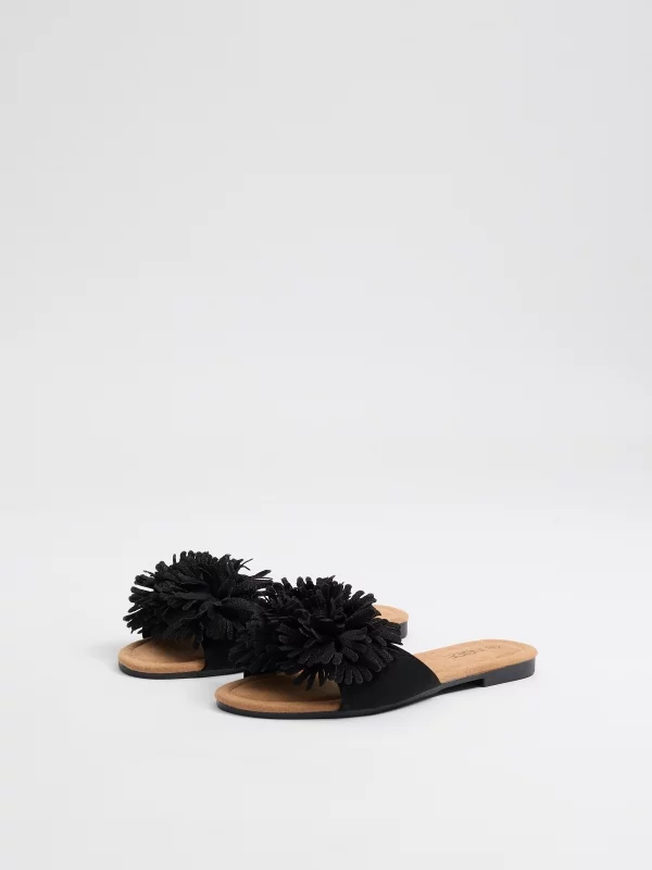 Sandália pala pompom preto vista frontal 45º