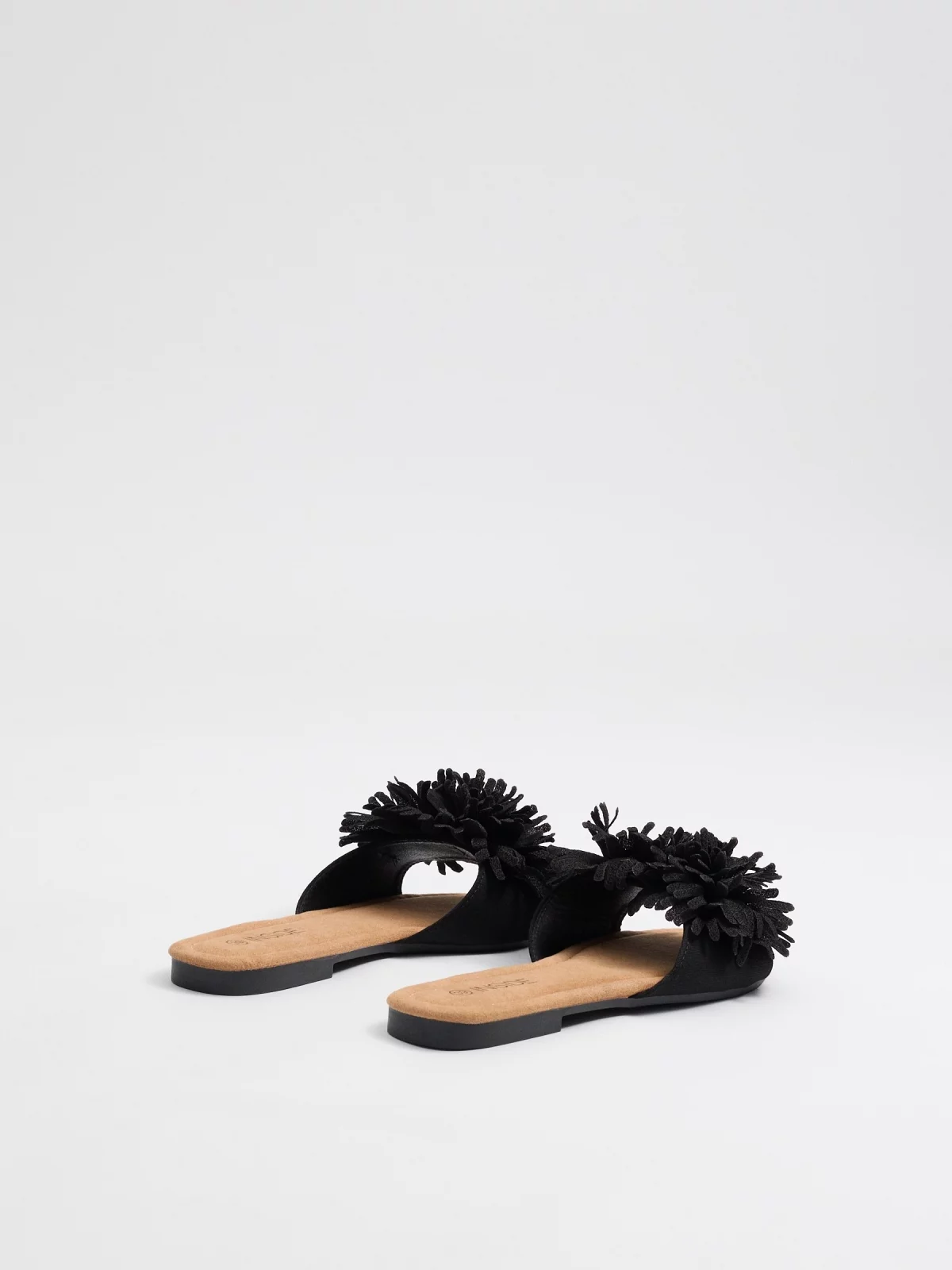 Sandália pala pompom preto vista traseira 45º