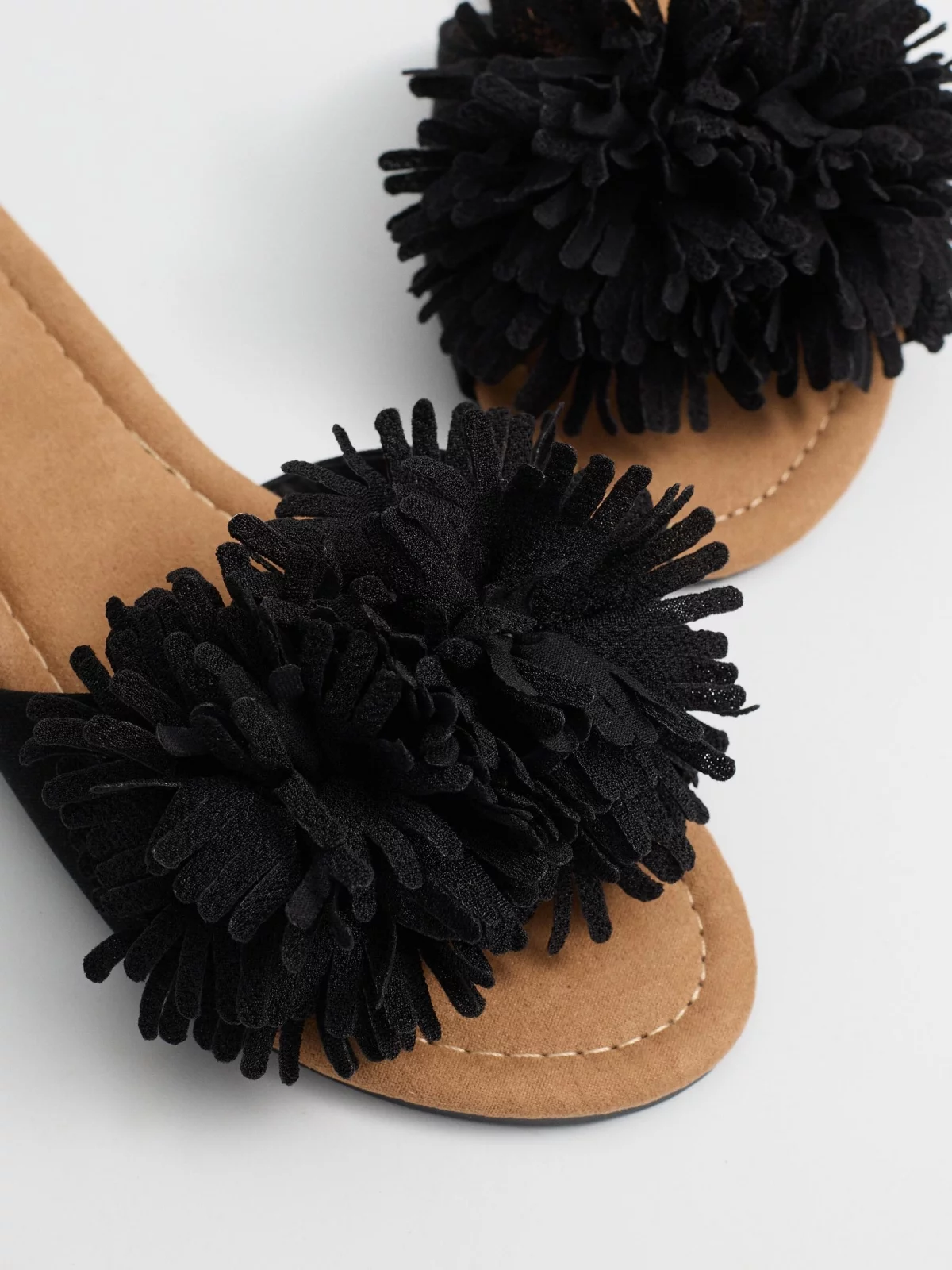 Sandália pala pompom preto vista detalhe