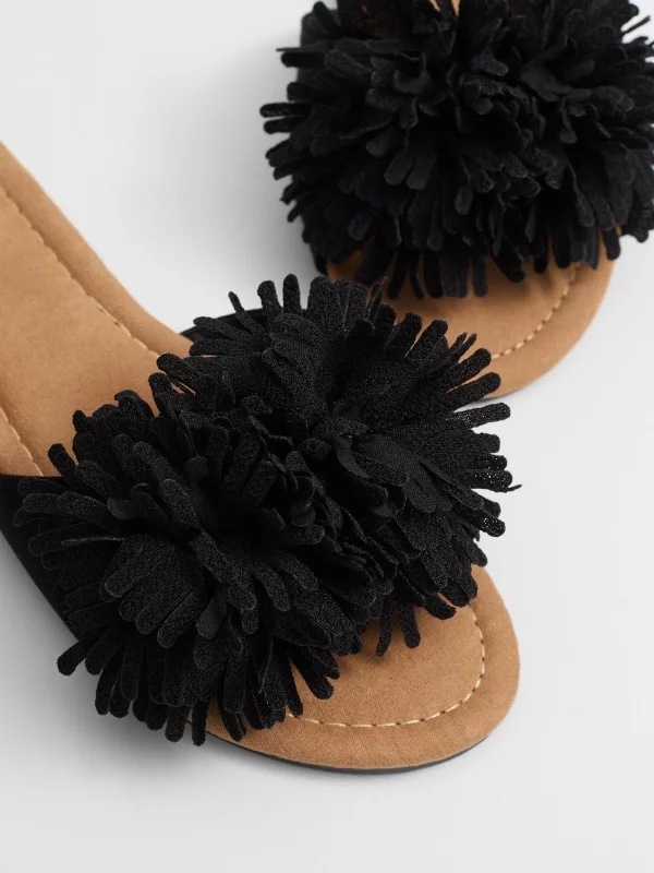 Sandália pala pompom preto vista detalhe