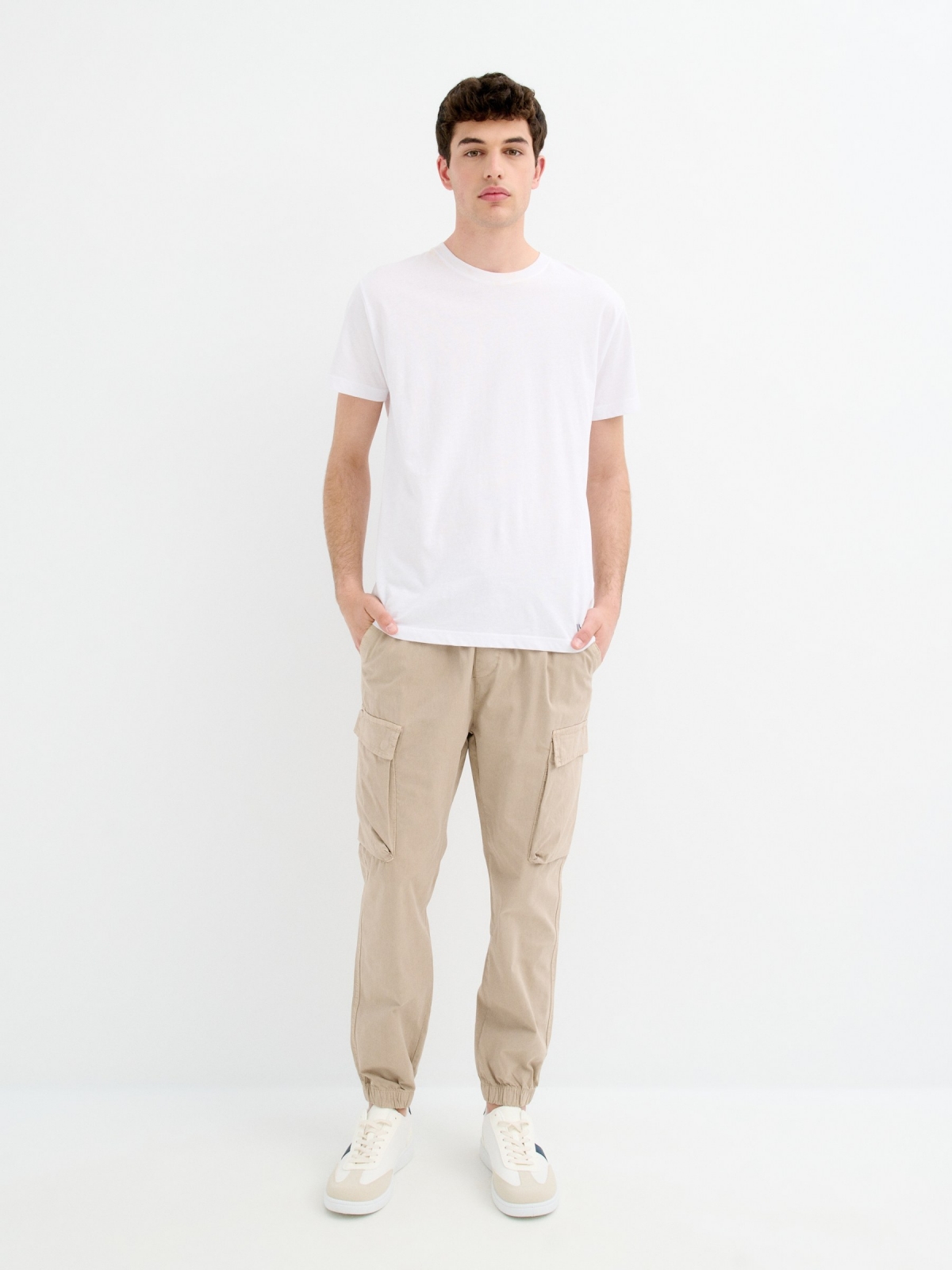 Pantalón jogger cargo marfil vista general frontal