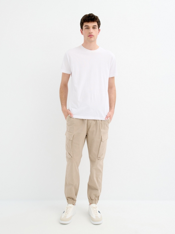 Pantalón jogger cargo marfil vista general frontal