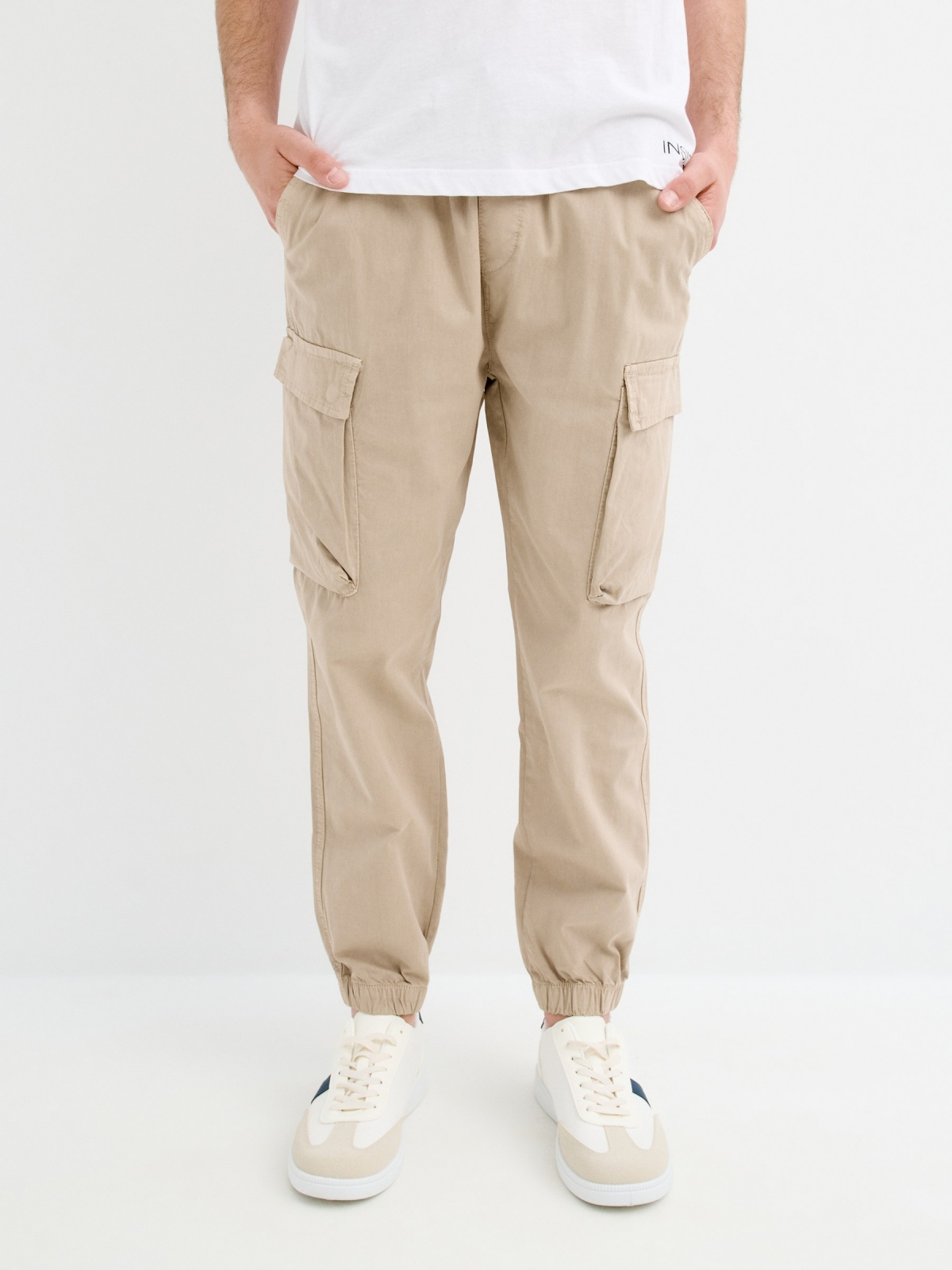 Pantalón jogger cargo marfil vista media frontal