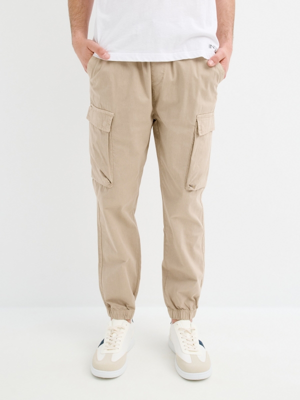 Pantalón jogger cargo marfil vista media frontal