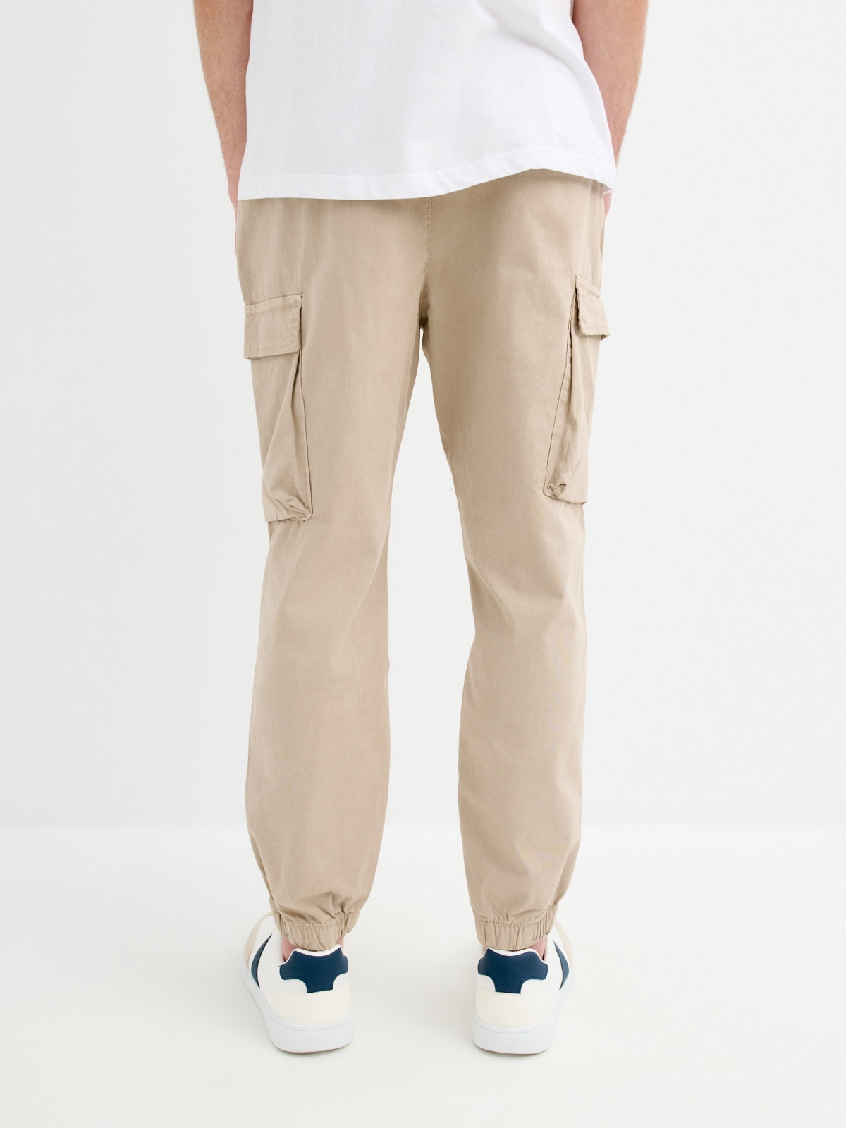 Pantalón jogger cargo marfil vista media trasera