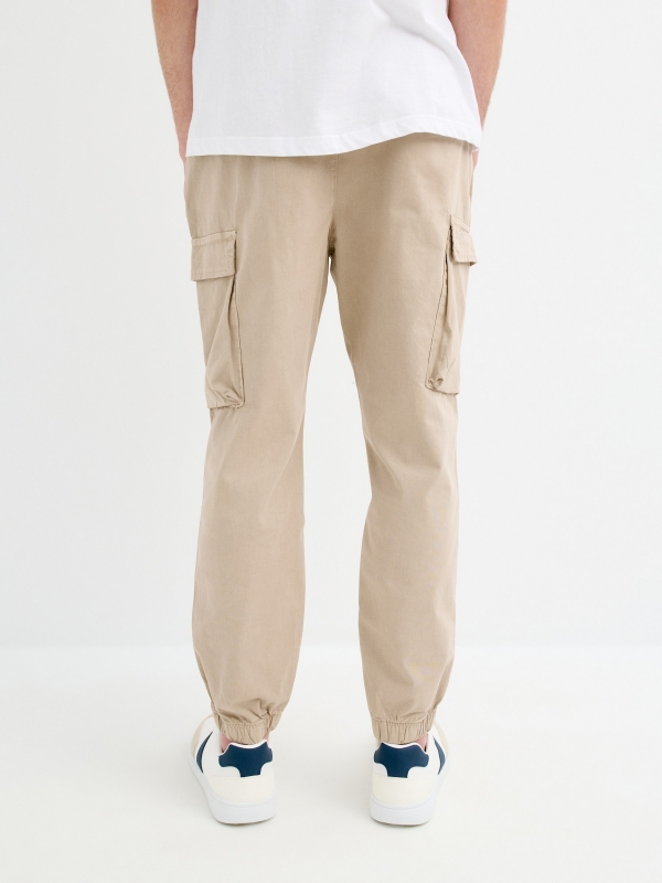 Pantalón jogger cargo marfil vista media trasera