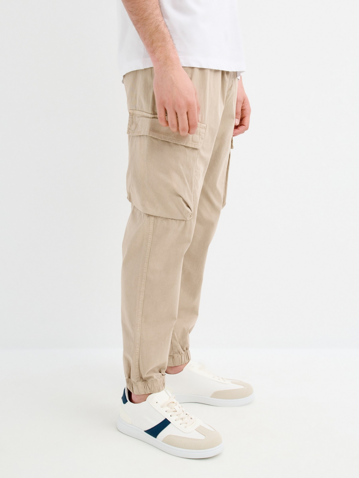 Pantalón jogger cargo marfil vista detalle