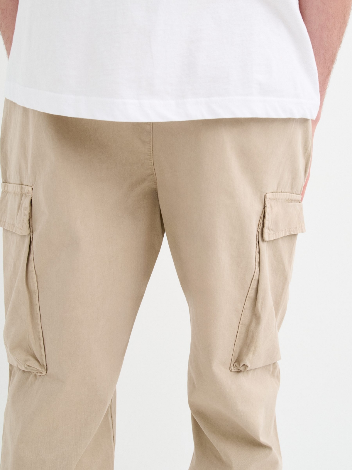 Pantalón jogger cargo marfil vista detalle
