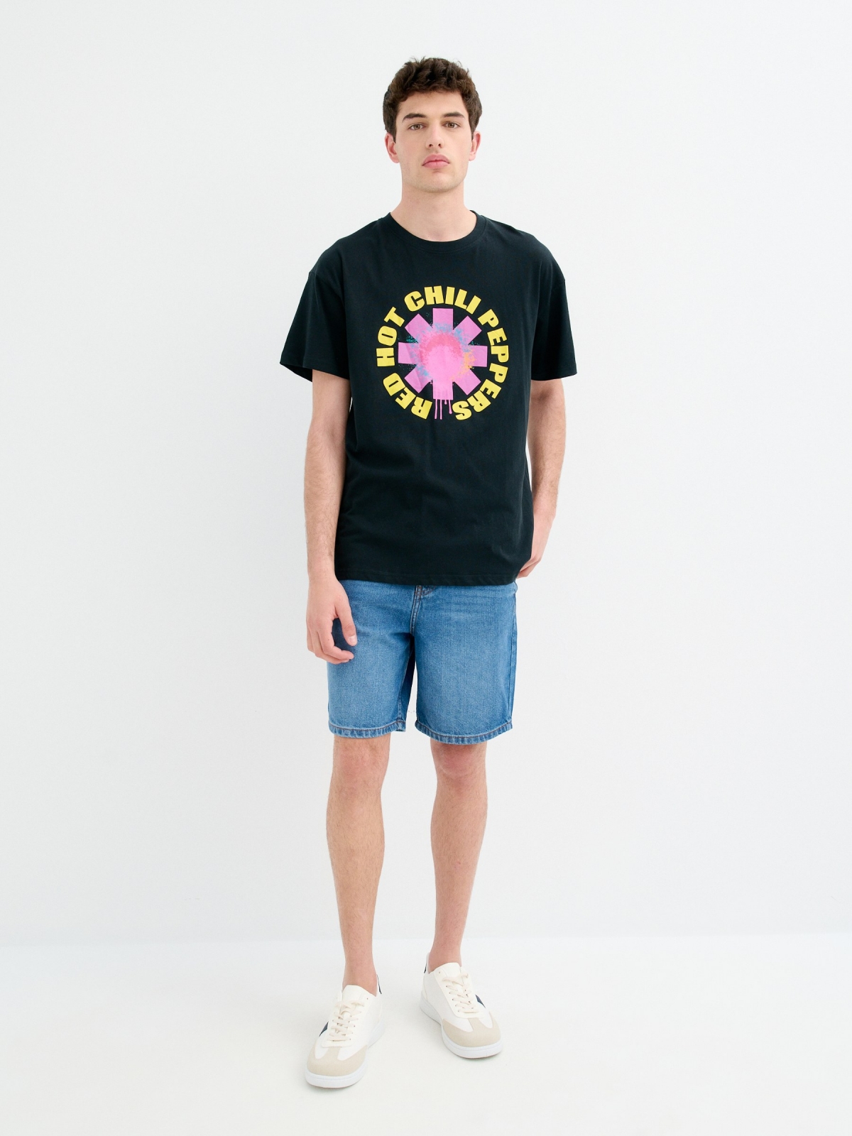 Camiseta Red Hot Chili Peppers preto vista geral frontal