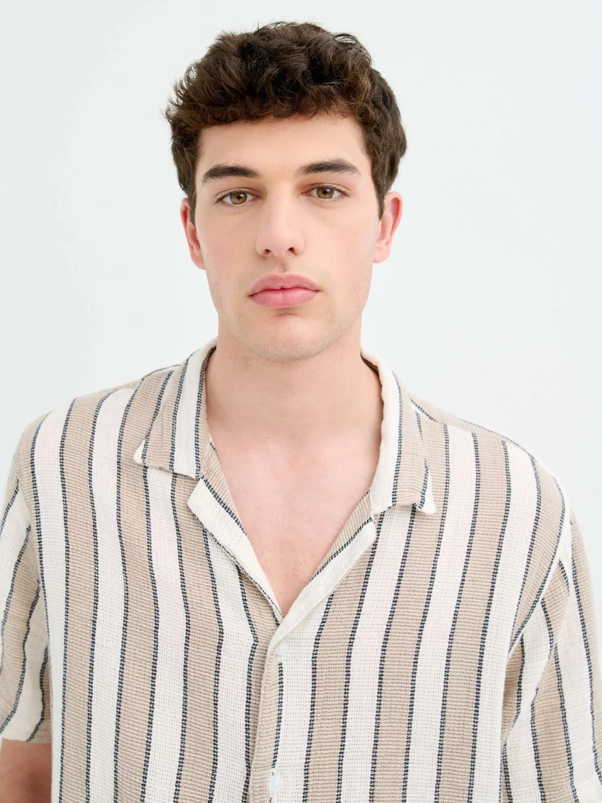 Rustic short-sleeve striped shirt beige detail view