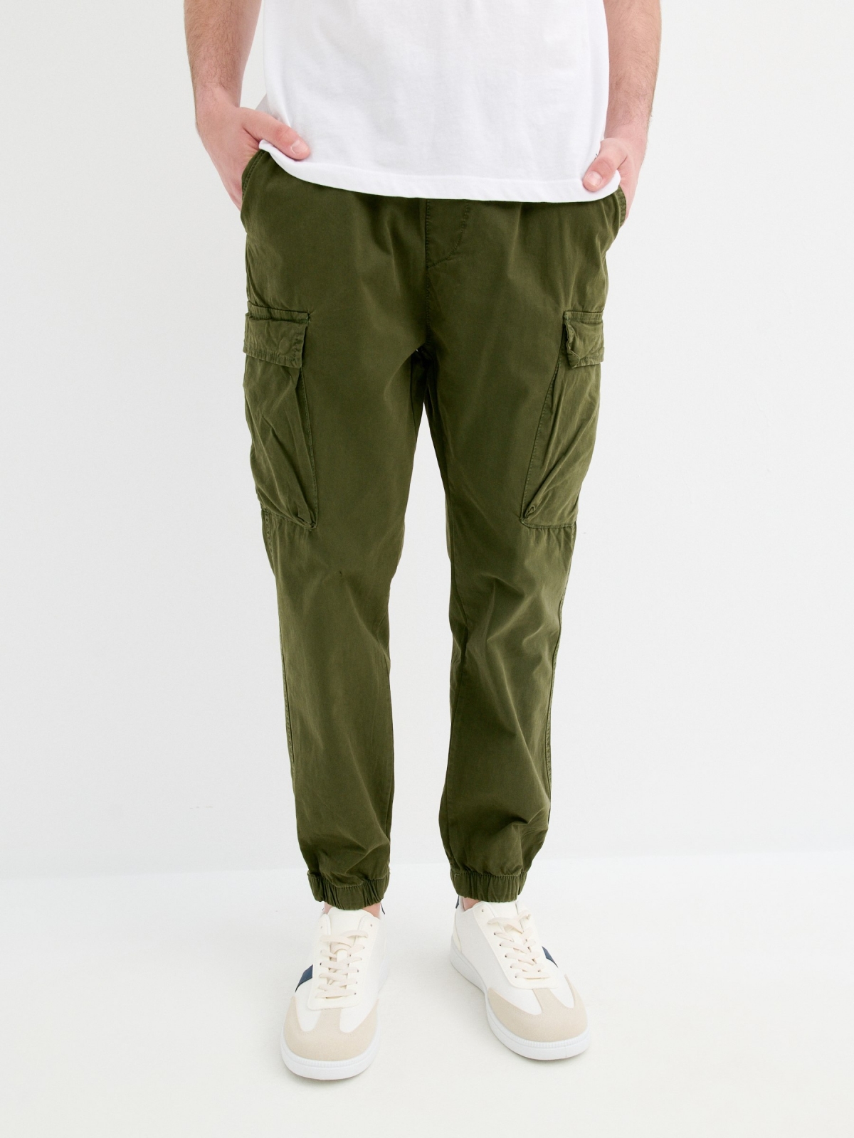 Calça jogger cargo cáqui vista meia frontal