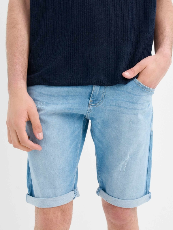 Bermuda denim com efeito lavado rasgado azul vista detalhe frontal