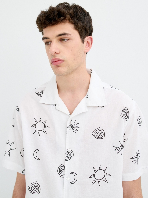 Camisa manga curta Sol e Lua bege vista detalhe