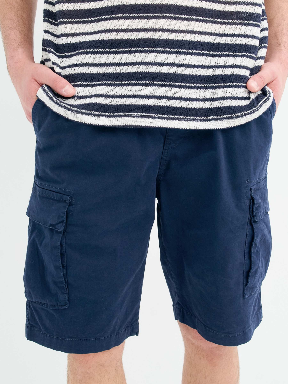 Carga das Bermudas azul marinho vista detalhe frontal