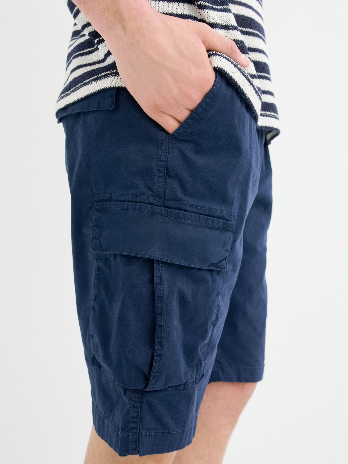 Carga das Bermudas azul marinho vista detalhe
