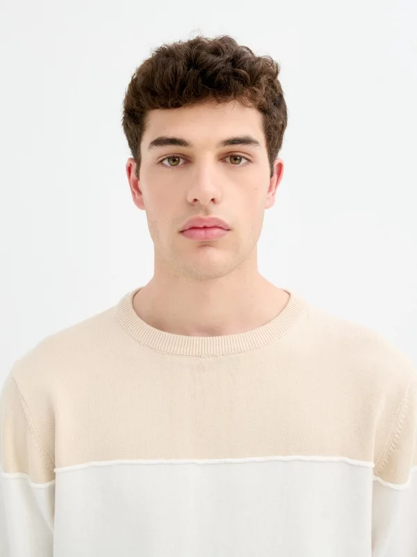 White and beige striped jersey white detail view