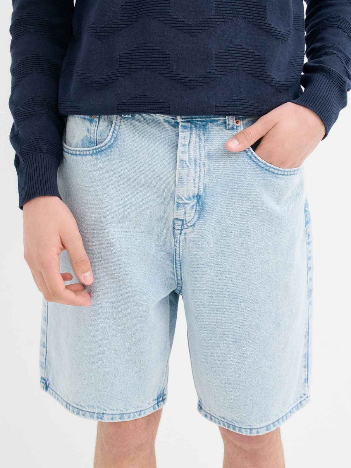 Bermuda jeans regular azul vista detalhe frontal