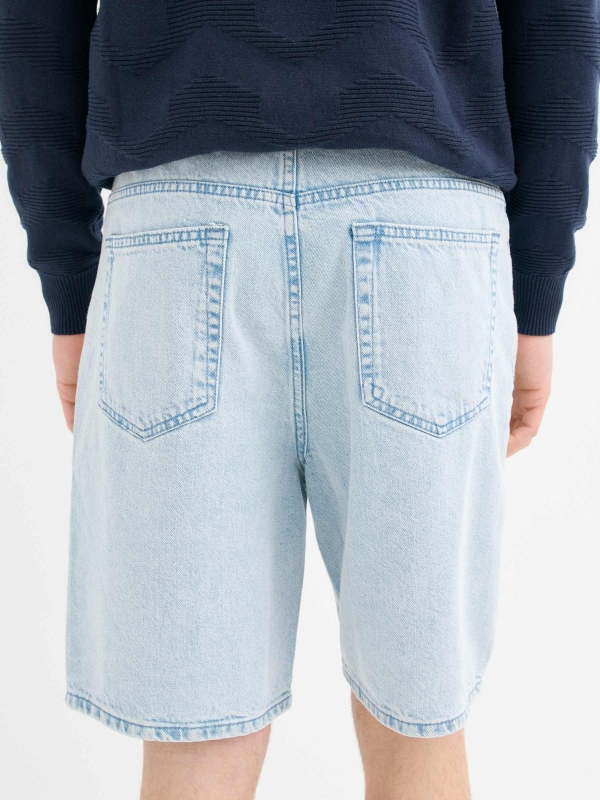 Bermuda denim regular azul vista detalle trasero
