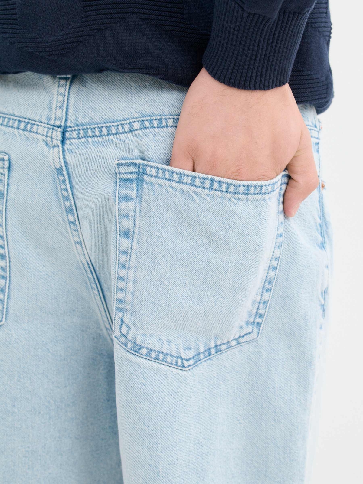Bermuda jeans regular azul vista detalhe