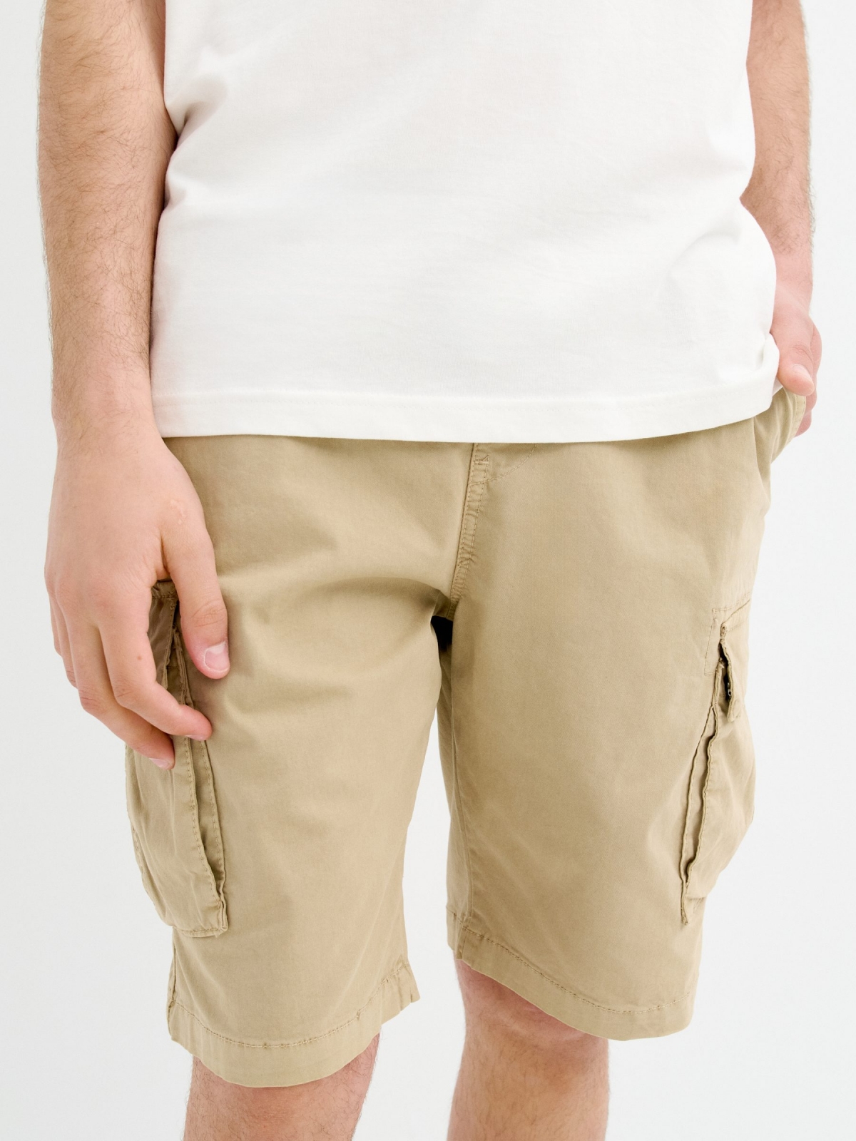 Carga das Bermudas bege vista detalhe frontal